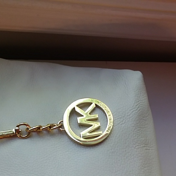 Michael Kors Excellent Condition Soft Off White Pebble Leather - Picture 3 of 12